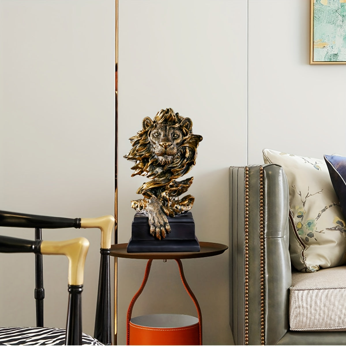 Goldene Löwenskulptur – dezenter Akzent in Warmtönen