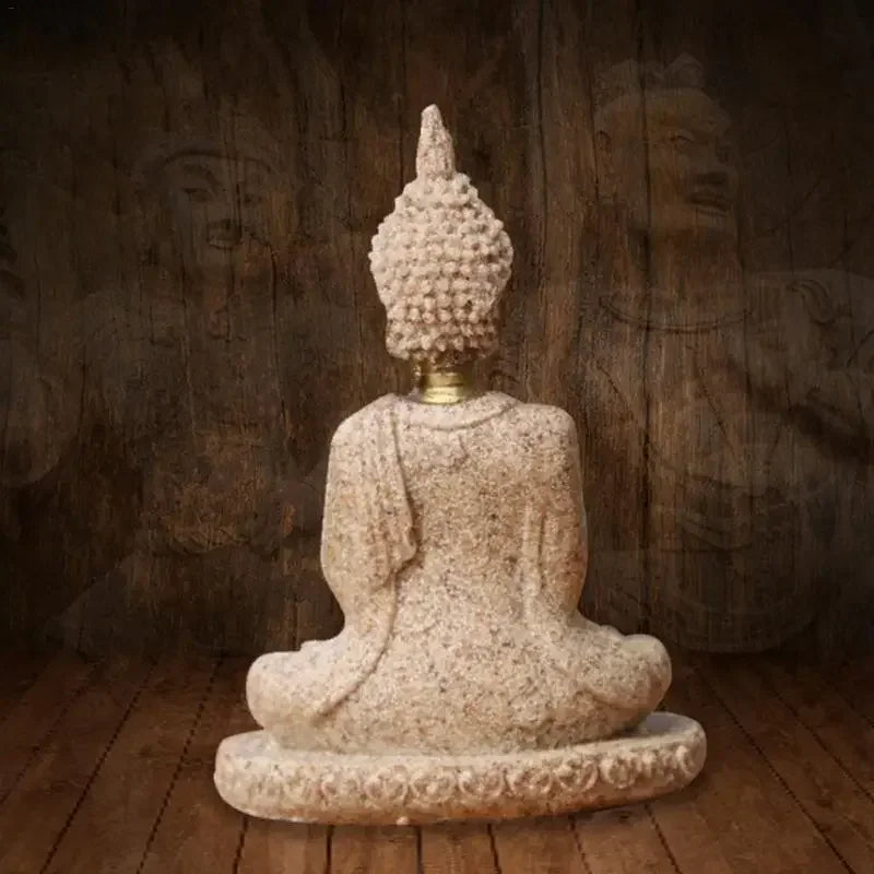 Meditationsfigur in Sandstein – ruhige Raumharmonie